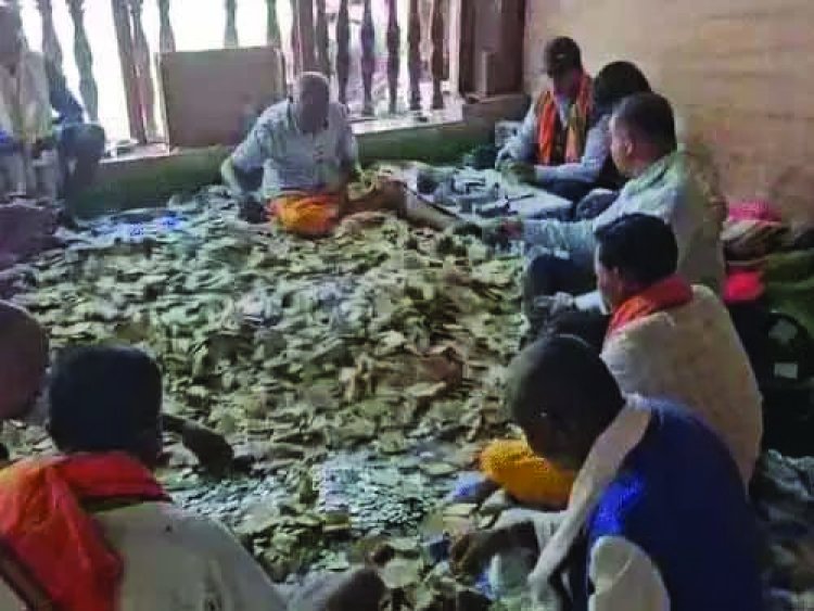 मां दंतेश्वरी मंदिर की 9 दान पेटियों से निकले 19.44 लाख, भक्तों की मन्नतों के पत्र भी मिले