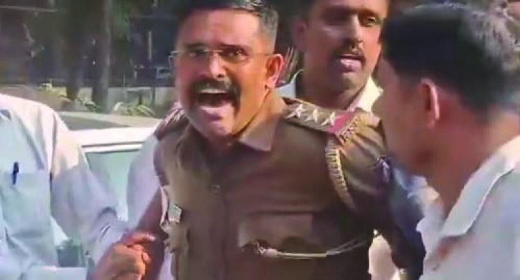 बिल्डर से 4 लाख रिश्वत लेते पुलिस इंस्पेक्टर रंगे हाथों गिरफ्तार