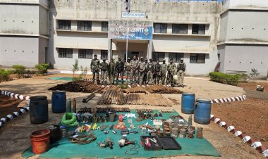 नारायणपुर में डीआरजी की बड़ी कामयाबी, नक्सलियों की हथियार फैक्ट्री का भारी डंप बरामद