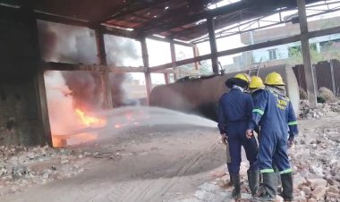 छावनी इंडस्ट्रियल एरिया में गणपति इंडस्ट्री में आग, बंद फैक्ट्री के वेस्ट मटेरियल में लगी लपटें