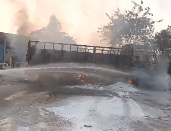 दुर्ग में 24 घंटे के भीतर दो आगजनी की घटनाएं, डंपयार्ड और ट्रक में लगी आग पर फायर टीम ने पाया काबू