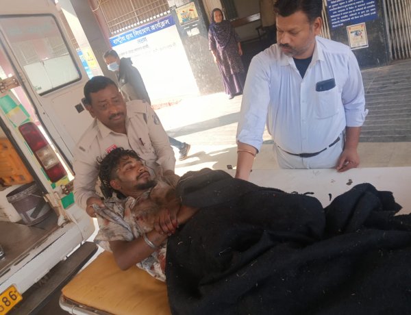 दुर्ग रेलवे स्टेशन पर ट्रेन से गिरा युवक, डायल 112 की टीम ने पहुंचाया अस्पताल, बची जान