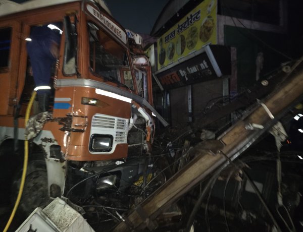 ट्रांसफार्मर पोल से बारूद भरी ट्रक टकराने के बाद लगी आग, भिलाई में आधी रात को टला बड़ा हादसा