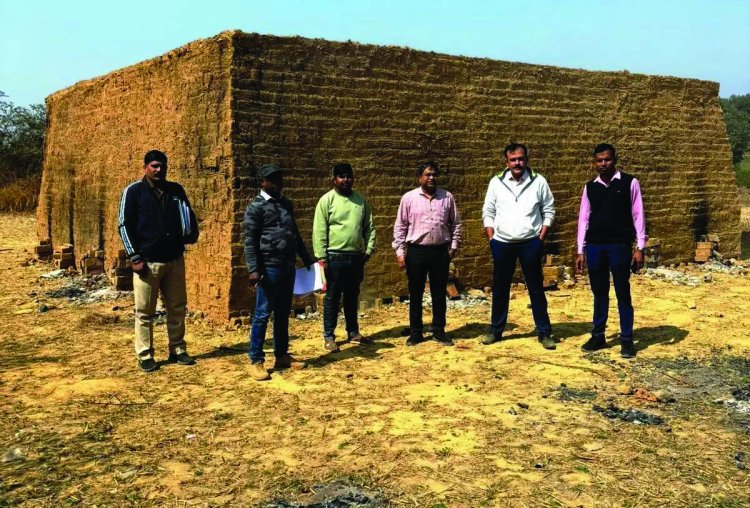 अवैध ईंट भट्ठों पर बड़ी कार्रवाई, 5.85 लाख ईंट और ट्रैक्टर-कोयला जब्त