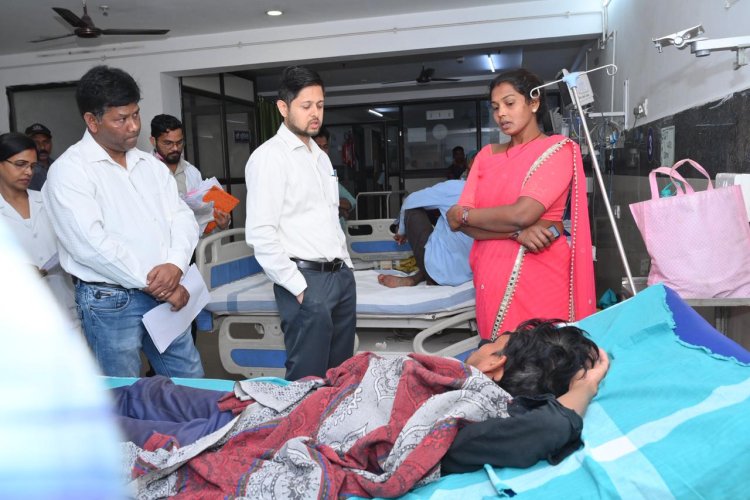 कलेक्टर ने जिला चिकित्सालय का किया निरीक्षण, ओपीडी में कर्मचारी और डॉक्टरों की अनुपस्थिति पर जताई नाराजगी