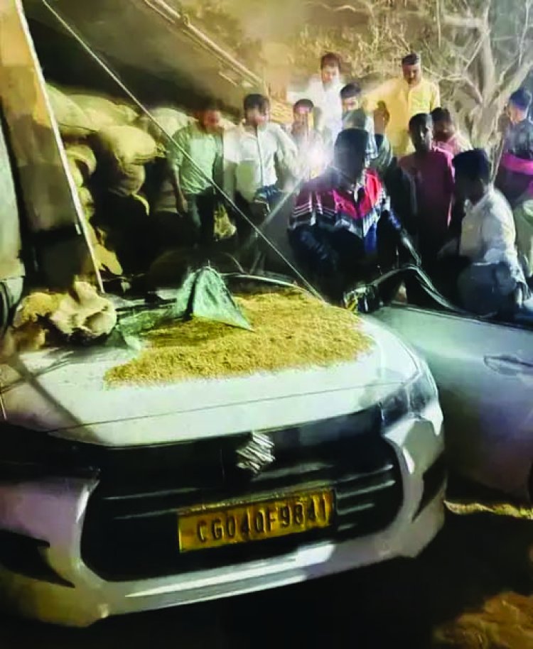 धान से लदा ट्रक कार पर पलटा, 4 की मौत; डीपीएस स्कूल के पास देर रात हादसा