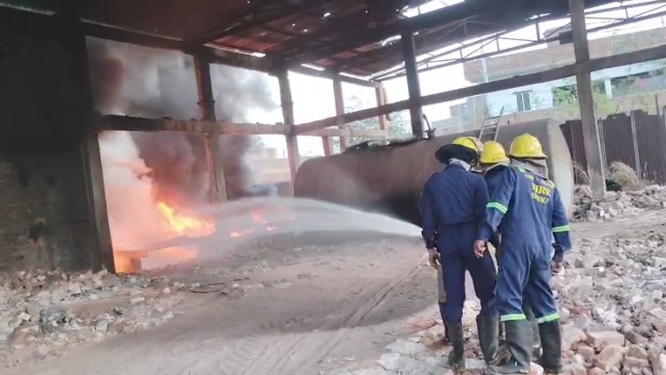 छावनी इंडस्ट्रियल एरिया में गणपति इंडस्ट्री में आग, बंद फैक्ट्री के वेस्ट मटेरियल में लगी लपटें