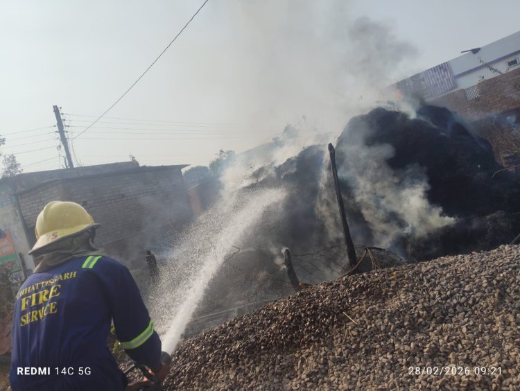 घर से सटे धान पैरावट में लगी आग, दमकल की तत्परता से टला बड़ा हादसा