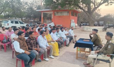 होली पर दुर्ग पुलिस सख्त: थाना क्षेत्रों में शांति समिति की हुई बैठक, मुखौटा, वार्निश स्प्रे और केमिकल युक्त रंगों के इस्तेमाल पर भी रोक