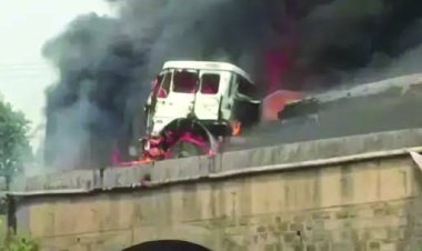 भीषण सड़क हादसा: हाईवा–ट्रेलर की टक्कर के बाद लगी आग, एक ड्राइवर की जिंदा जलकर मौत, दूसरे ने कूदकर बचाई जान