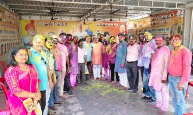 दुर्ग ग्रामीण विधायक ललित चंद्राकर ने क्षेत्रवासियों के साथ मनाई होली, निवास कार्यालय में होली मिलन का आयोजन