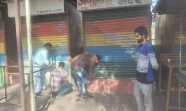 बकाया किराया नहीं चुकाने पर 16 गुमटियां सीलबंद