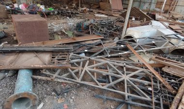 दुर्ग पुलिस की बड़ी कार्रवाई: अवैध स्क्रैप कारोबार पर छापा, 60 टन लोहे का कबाड़ और कई वाहन जब्त, 9 लाेगों पर कार्रवाई