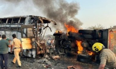 बस-ट्रक टक्कर के बाद लगी आग, 14 यात्रियों की जिंदा जलकर मौत