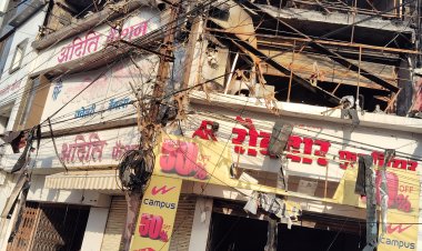 इंदिरा मार्केट में भीषण आगजनी, फुटवियर दुकान का सामान जलकर खाक, महापौर ने किया निरीक्षण