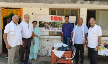 महावीर जयंती पर सेवा का संदेश: ‘दिशा’ ने बेसहारा बुजुर्गों के बीच बांटी खुशी