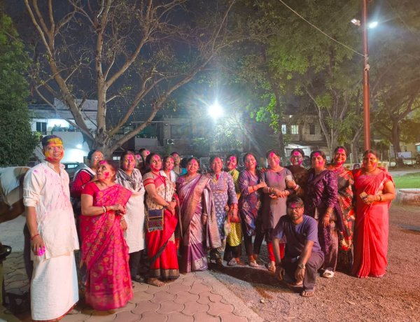 हुडको कालीबाड़ी में पारंपरिक होलिका दहन, बड़ी संख्या में श्रद्धालु शामिल