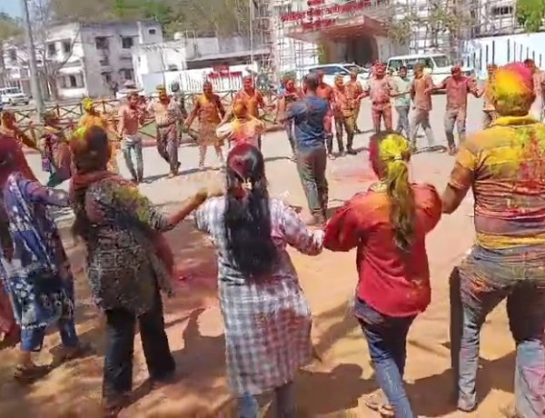 पुलिस कंट्रोल रूम में पुलिस होली, अधिकारियों और कर्मचारियों ने एक-दूसरे को लगाया गुलाल