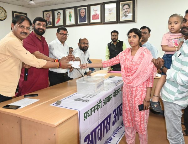 गरीब परिवारों का घर का सपना पूरा, लॉटरी में 7 हितग्राहियों को मिला आवास