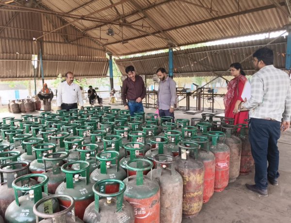 दुर्ग रसमड़ा में गैस का बड़ा खेल उजागर: 599 सिलेंडर और 2841 किलो LPG जब्त, नियमों की खुली धज्जियां