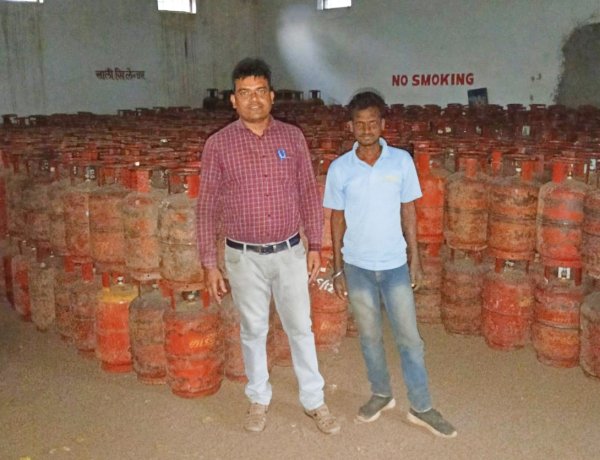 दुर्ग में इस गैस एजेंसी पर बड़ी कार्रवाई, सैकड़ों सिलेंडर जब्त