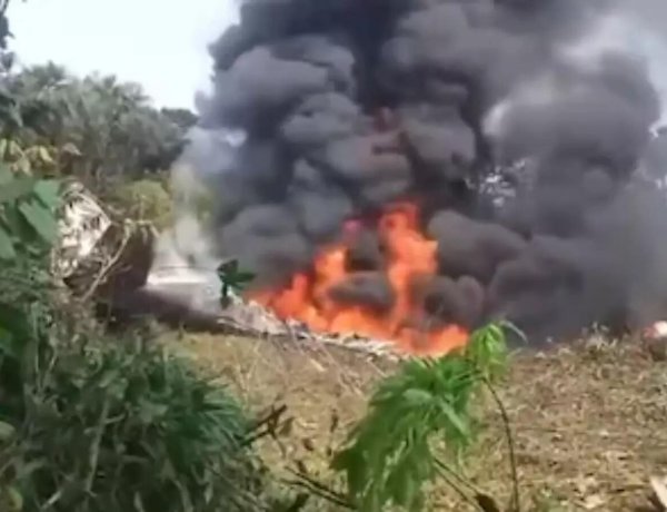 भीषण विमान हादसा: टेकऑफ के तुरंत बाद क्रैश, 60+ की मौत, कई लापता