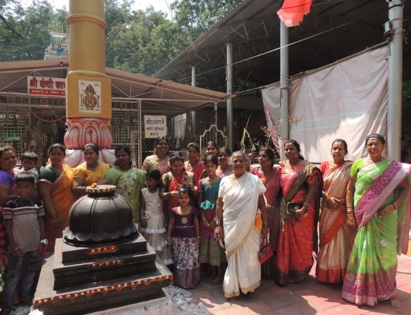 नवरात्रि पर महिला शक्ति की मिसाल: हजारों श्रद्धालुओं को प्रसाद वितरण