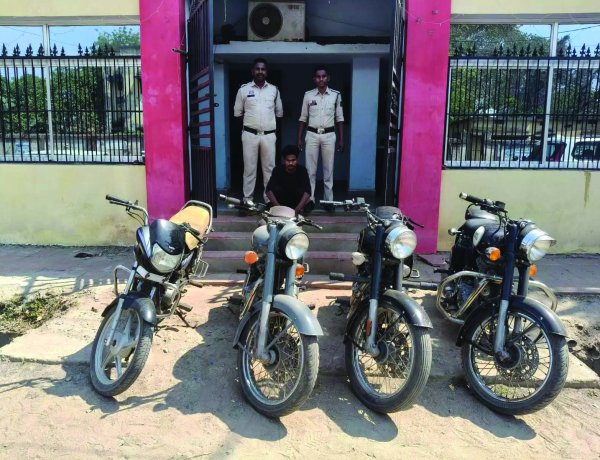 बुलेट चोरी गिरोह का पर्दाफाश: युवक सहित 5 नाबालिग पकड़े, 3 बाइक बरामद