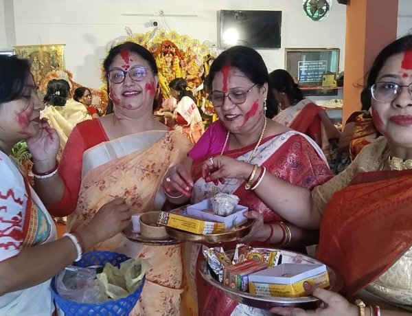 कालीबाड़ियों में सिंदूर खेला के साथ बासंती पूजा का समापन,  मां दुर्गा से पति की लंबी उम्र और सुखी वैवाहिक जीवन की कामना