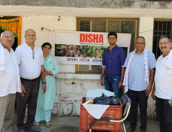 महावीर जयंती पर सेवा का संदेश: ‘दिशा’ ने बेसहारा बुजुर्गों के बीच बांटी खुशी
