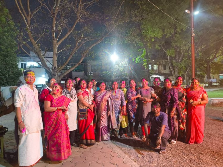 हुडको कालीबाड़ी में पारंपरिक होलिका दहन, बड़ी संख्या में श्रद्धालु शामिल