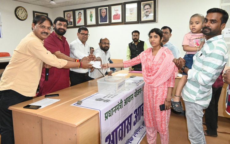 गरीब परिवारों का घर का सपना पूरा, लॉटरी में 7 हितग्राहियों को मिला आवास