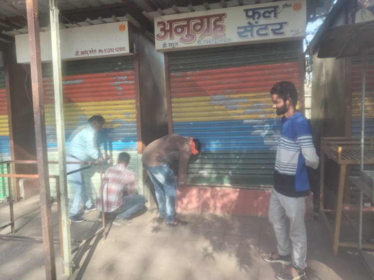 बकाया किराया नहीं चुकाने पर 16 गुमटियां सीलबंद