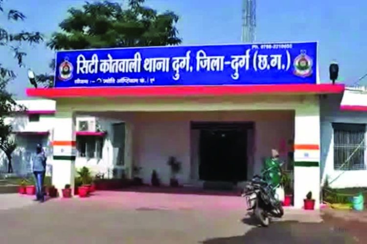 दुर्ग में पिता-पुत्र ने कीटनाशक पीकर दी जान, घर के अंदर एक ही बिस्तर पर मिले शव