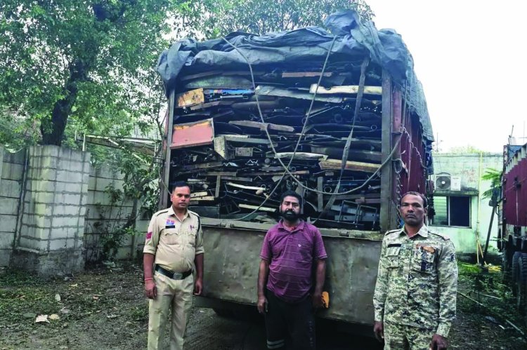 अवैध कबाड़ परिवहन पर पुलिस की बड़ी कार्रवाई, 88 टन स्क्रैप जब्त
