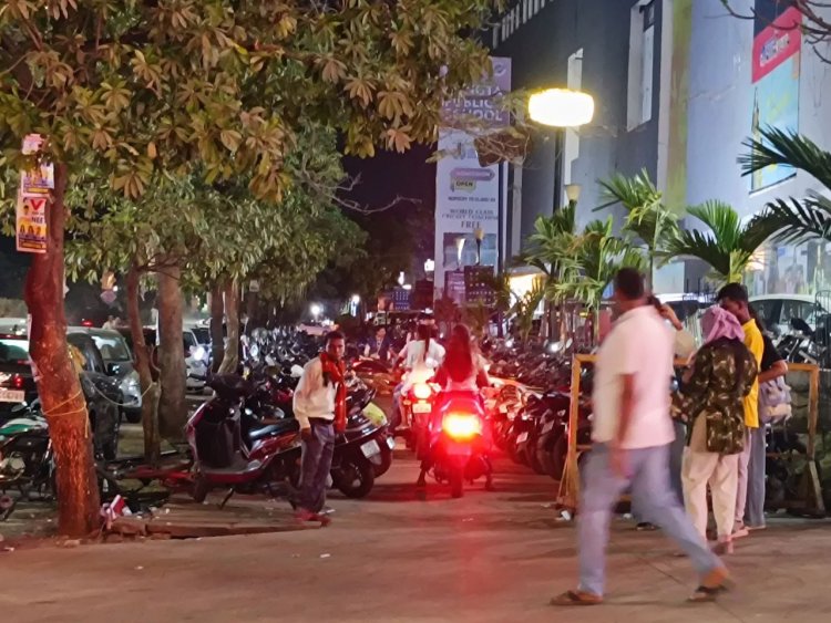 सूर्या मॉल के पास अवैध पार्किंग पर पुलिस की कार्रवाई, 19 वाहनों के चालान, ठेकेदार पर केस दर्ज