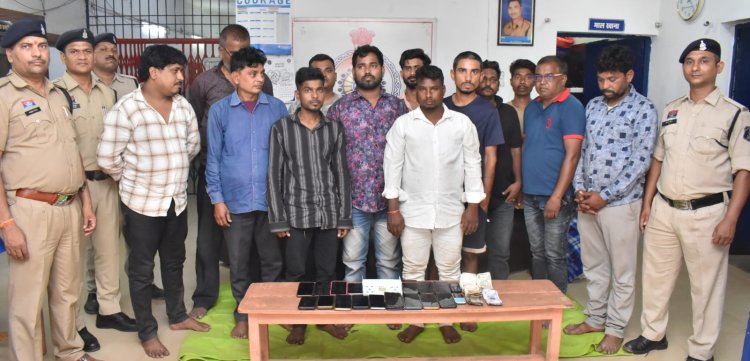 दुर्ग में जुआ फड़ पर पुलिस की रेड | 13 जुआरी गिरफ्तार, करीब 3 लाख की जब्ती