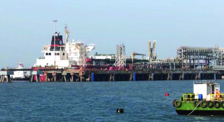 पश्चिम एशिया में तनाव के बीच भारत को राहत, एलपीजी और कच्चा तेल लेकर गुजरात पहुंचे भारतीय टैंकर