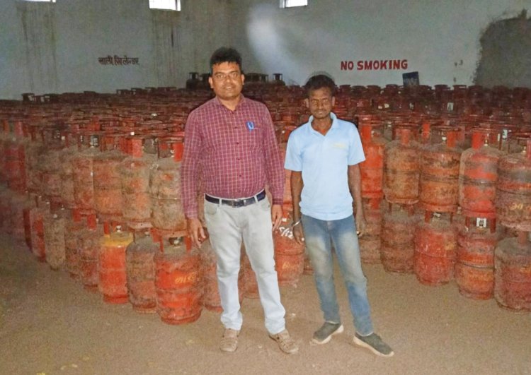 दुर्ग में इस गैस एजेंसी पर बड़ी कार्रवाई, सैकड़ों सिलेंडर जब्त