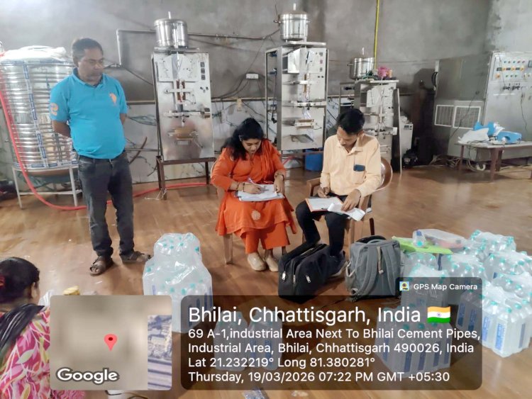 गर्मी के मद्देनजर खाद्य विभाग अलर्ट, दुर्ग जिले की पानी और जूस फैक्ट्रियों में छापा, 180 बोरी पानी पाऊच जब्त