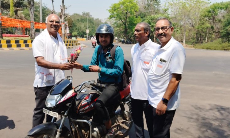 गुलाब का फूल और चॉकलेट से दिया सड़क सुरक्षा का संदेश, दिशा का ट्रैफिक जागरूकता अभियान