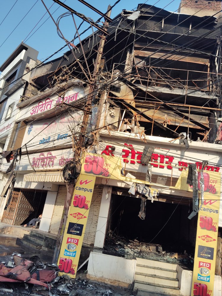 इंदिरा मार्केट में भीषण आगजनी, फुटवियर दुकान का सामान जलकर खाक, महापौर ने किया निरीक्षण