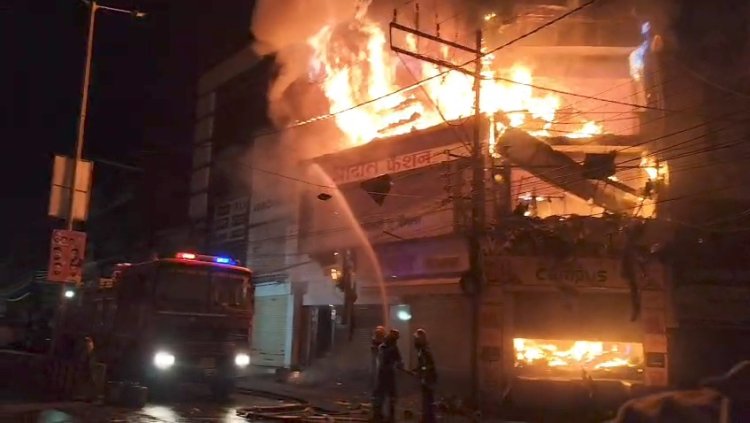 दुर्ग: इंदिरा मार्केट में जूता-चप्पल शोरूम में भीषण आग, 4 घंटे की मशक्कत के बाद काबू