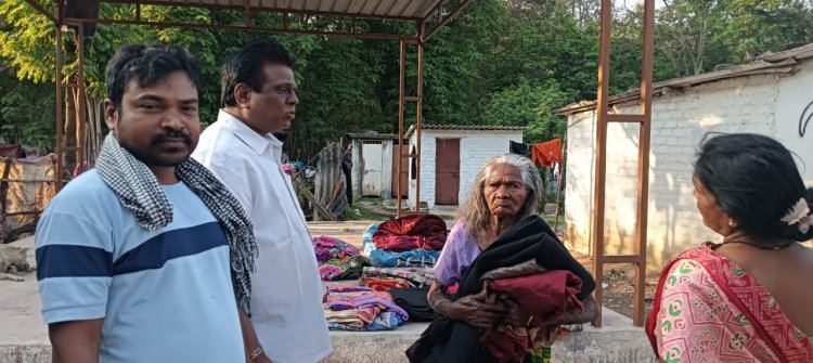 हर हफ्ते खुशियां बांट रही ‘आस्था’, गरीब बस्तियों में कपड़ों का वितरण