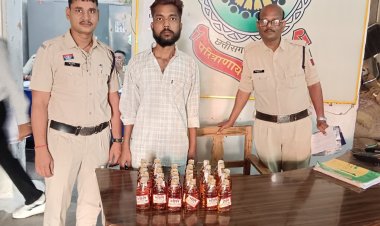 अवैध शराब बेचते युवक को रंगे हाथ पकड़ा, 30 पौवा देशी मदिरा जब्त