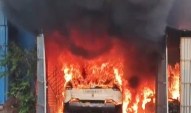 भिलाई में बड़ा हादसा टला: हुडको में दो गैरेज में लगी भीषण आग, एक सिलेंडर ब्लास्ट