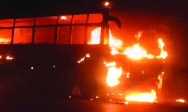 बड़ा हादसा टला: चलती बारात बस में लगी आग, यात्रियों ने कूदकर बचाई जान