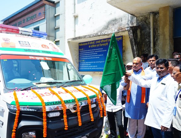 विधायक ललित चंद्राकर ने हरी झंडी दिखाकर नए एंबुलेंस वाहनों को किया रवाना, अंडा-निकुम-अंजोरा CHC को मिलेगा लाभ