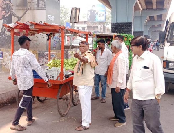 पावर हाउस चौक पर निगम की कार्रवाई, अवैध ठेले हटाए गए