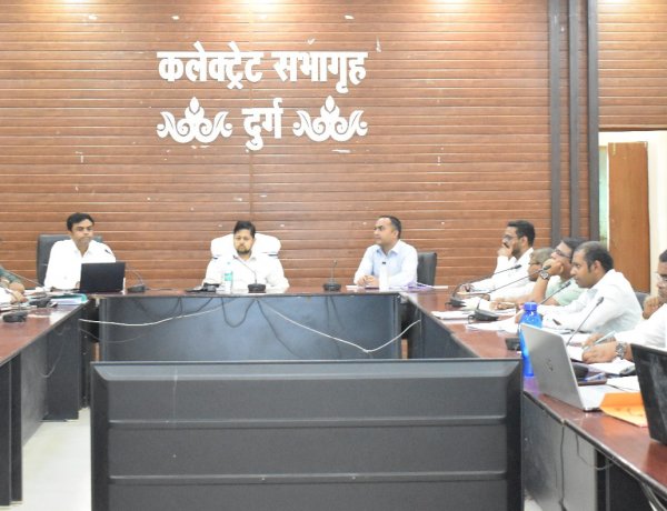 कलेक्टर ने अपूर्ण कार्यों का भौतिक सत्यापन कर शीघ्र पूर्ण करने के निर्देश